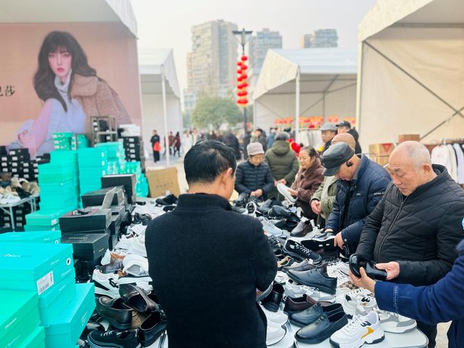 琳琅满目的各类特色产品受到了市民的热捧